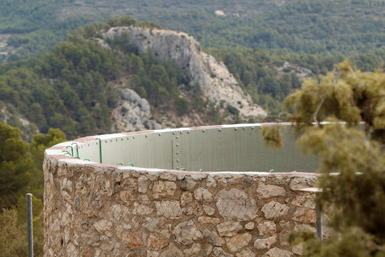 Deposito de agua contra incendios de San Antonio con la cima el Puig de Alcoi, Espa&ntilde;a