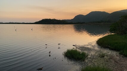 Pôr do Sol na lagoa de Piratininga em Niterói no Rio de Janeiro © Camille Santos