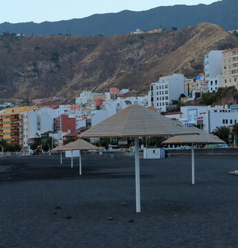 linea de sombrillas en la playa