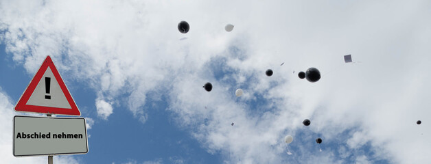 Abschied nehmen Trauerfeier Luftballons am Himmel