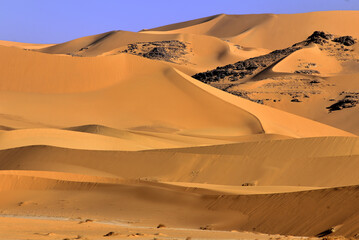 SAHARA DESERT WITH SAND DUNES IN SOUTHERN ALGERIA AROUND DJANET OASIS