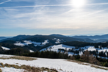 Fototapeta na wymiar Blick über das verschneite Almenland in der Steiermark