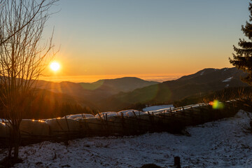 Sonnenaufgang mit Bergen im Hintergrund