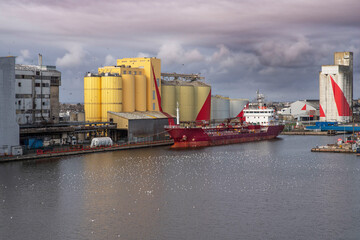 Obraz premium Boat and grain silo in the port of Saint-Nazaire in Brittany, France 