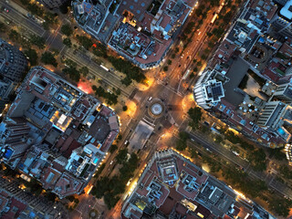 Central areas of Barcelona at night. Top view, filming from a drone. - obrazy, fototapety, plakaty