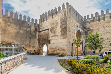 Medieval city gate Bab el Mahrouk in Fes, Morocco. - obrazy, fototapety, plakaty