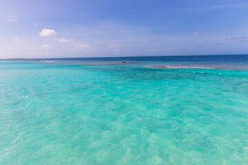Fototapeta na wymiar Azure water in the lagoon of the tropical island in the Maldives