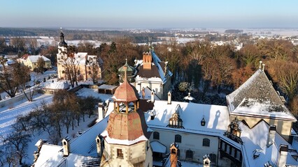 Widok zamku i miejscowości Dąbrowa z wysokości 120 m. pokrytym śniegiem, zima, minus 10°C.