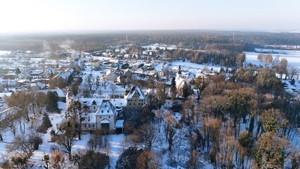 Widok zamku i miejscowości Dąbrowa z wysokości 120 m. pokrytym śniegiem, zima, minus 10°C.
