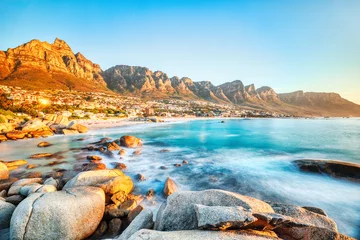 Photo sur Plexiglas Plage de Camps Bay, Le Cap, Afrique du Sud Cape Town Sunset over Camps Bay Beach with Table Mountain and Twelve Apostles in the Background
