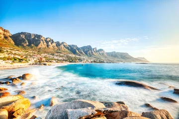 Cercles muraux Montagne de la Table Cape Town Sunset over Camps Bay Beach with Table Mountain and Twelve Apostles in the Background