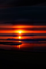 Puesta de sol dram&aacute;tica sobre el mar 