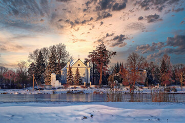 Piękny krajobraz zimowy, wieś o zachodzie słońca. Lubelszczyzna