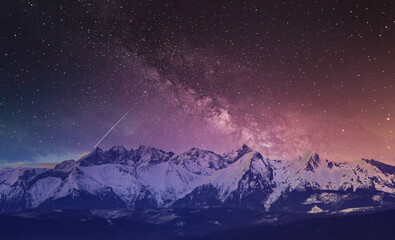 Góry i gwiazdy nocą.
