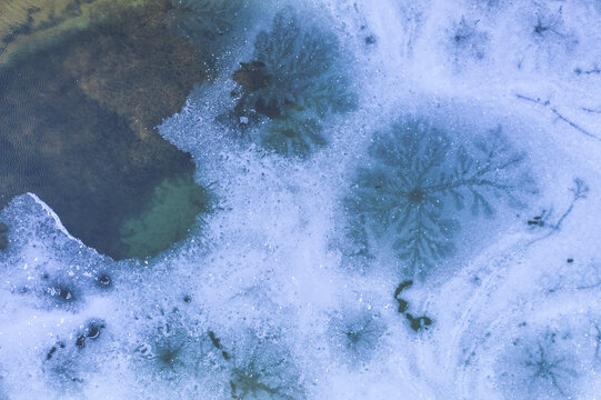 Intricate ice patterns over a frozen water body in Guadalajara