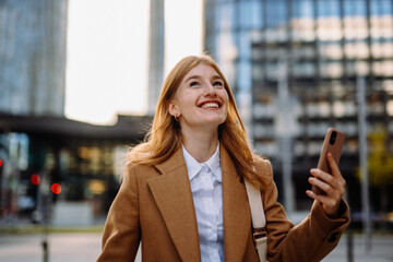 Obraz premium Professional Businessperson in Formal Attire Smiling and Gesturing with Hand in City Street