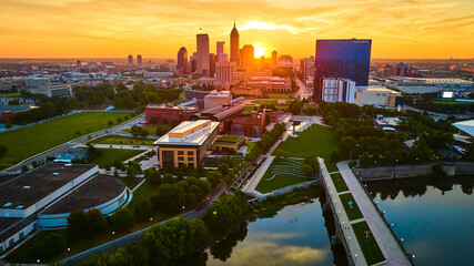Obraz premium Aerial Golden Hour Sunset Over Indianapolis Skyline