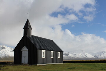 Fototapeta na wymiar black church in iceland