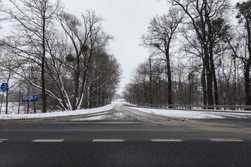 Panorama ulicy zimą, w śnieżny dzień o wieczornej porze w zachodniej Polsce
