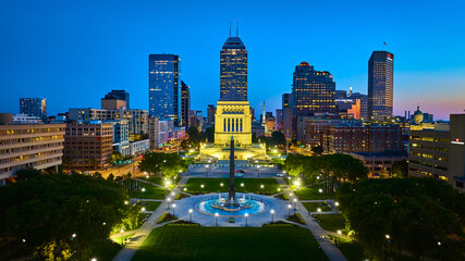 Aerial Twilight View of Indiana War Memorial with Fountain and Cityscape - obrazy, fototapety, plakaty