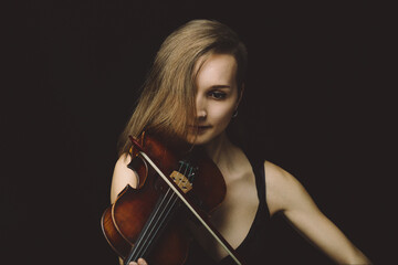 Poise and passion intertwine in violin performance