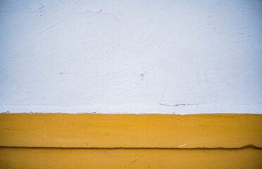 pared lisa de dos colores amarillo y blanco con algunas pequeñas grietas e imperfectos  - obrazy, fototapety, plakaty
