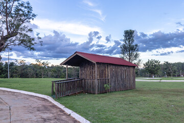 Casa de madeira em praça pública na cidade de Costa Rica, Estado do Mato Grosso do Sul, Brasil