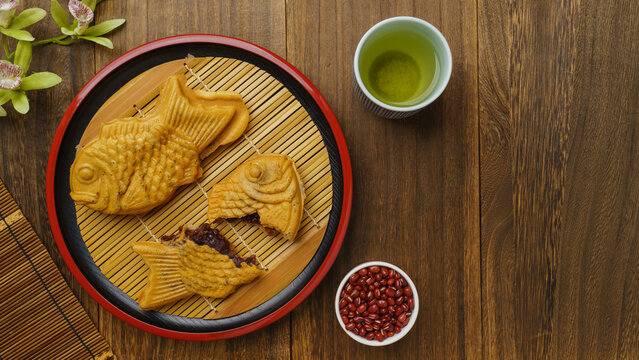 和菓子の鯛焼きと小豆と緑茶