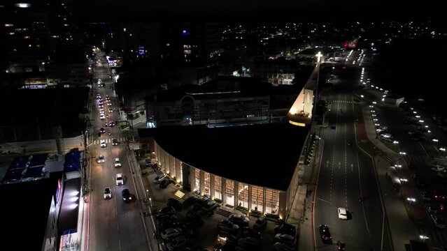 Imagem a&eacute;rea de drone da cidade de Guarapari a noite, praia do morro e prainha de muqui&ccedil;aba iluminadas. Decora&ccedil;&atilde;o de natal e festas de final de ano.