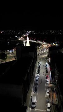 Imagem a&eacute;rea de drone da cidade de Guarapari a noite, praia do morro e prainha de muqui&ccedil;aba iluminadas. Decora&ccedil;&atilde;o de natal e festas de final de ano.
