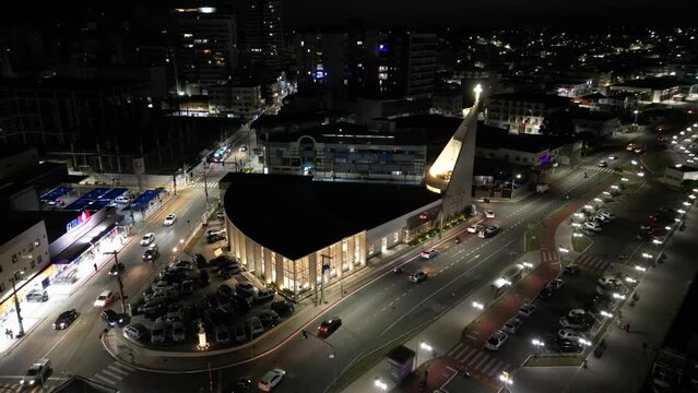 Imagem a&eacute;rea de drone da cidade de Guarapari a noite, praia do morro e prainha de muqui&ccedil;aba iluminadas. Decora&ccedil;&atilde;o de natal e festas de final de ano.