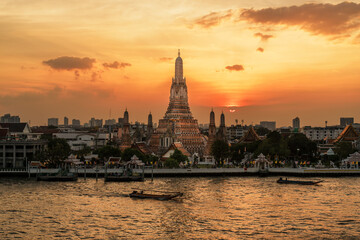 Naklejka premium Wat Arun Temple in sunset, Temple of Dawn near Chao Phraya river. Landmark and popular for tourist attraction and Travel destination in Bangkok, Thailand and Southeast Asia concept