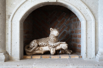 Artesania Mexicana. Escultura de ceramica de Ocelote sobre rama de arbol, dentro de una chimenea.