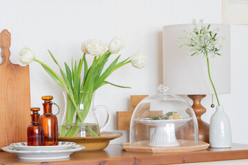 白のチューリップと北欧のインテリア