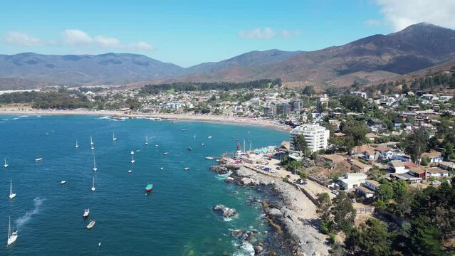 beach with boats and yachts on Papudo beach