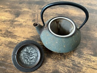 日本の伝統的な鉄瓶の急須、蓋を開けて茶漉しと共に