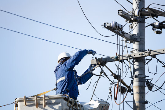 屋外電気工事　送配電電線工事作業　工事中