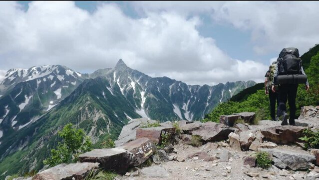 夏の北アルプス　表銀座縦走路の東鎌尾根から槍ヶ岳を目指す２人の登山者たち　日本の山 長野県