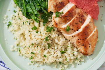 カリフラワーライスと鶏胸肉の低糖質プレート