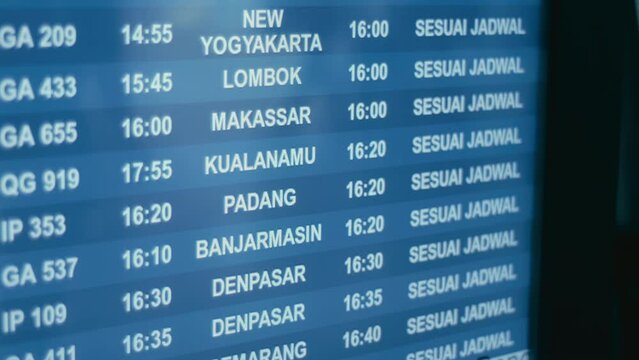 The flight schedule screen of various cities in Indonesia shows updates on the status of delays and airplane codes