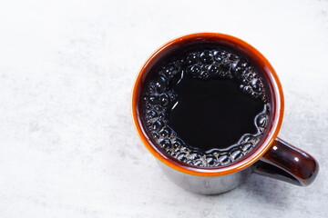 淹れたてのコーヒーが入ったコーヒーカップ
