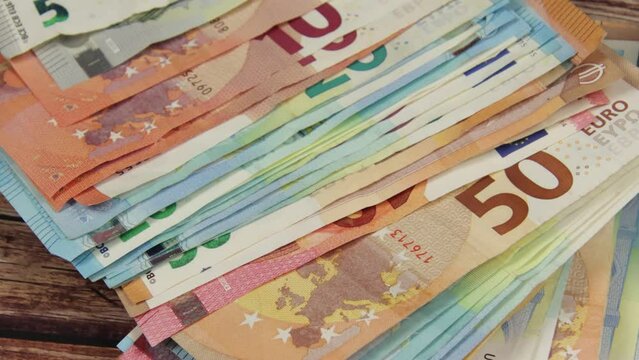 liasse de billets de banque et calculatrice, en gros plan