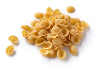 Mucchio di orecchiette crude isolate su fondo bianco, cibo pugliese, cucina italiana 