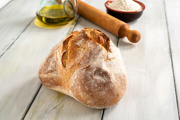 Moddizzosu, tradizionale pane sardo con semola a lievitazione naturale, cibo italiano 