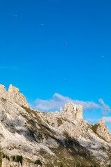 Gleitschirmflieger über Cigolade im Rosengarten, Südtirol