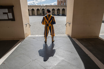 Schweizergardist beim Damasushof, Rom, Vatikan