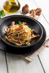 Piatto di deliziosi spaghetti ai funghi e peperoncino, pasta vegetariana italiana, cibo europeo 