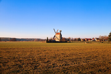 Fototapeta premium Windmühle - Sonnenuntergang - Abend - Feld - Sunset - Colorful - Field - Clouds - Sky - Sunrise - Sundown - Sun - Corn - Grain - Saalow - Brandenburg - Deutschland - Teltow - Fläming