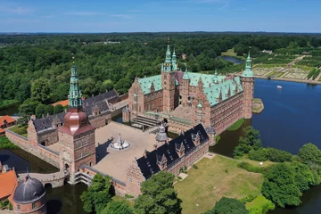 Luftaufnahme Schloss Frederiksborg in Hillerød auf der dänischen Insel Seeland © NEWS&ART