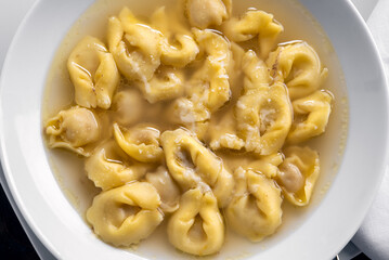 Primo piano di deliziosi tortellini in brodo, piatto tradizionale della cucina Italiana, cibo europeo 
